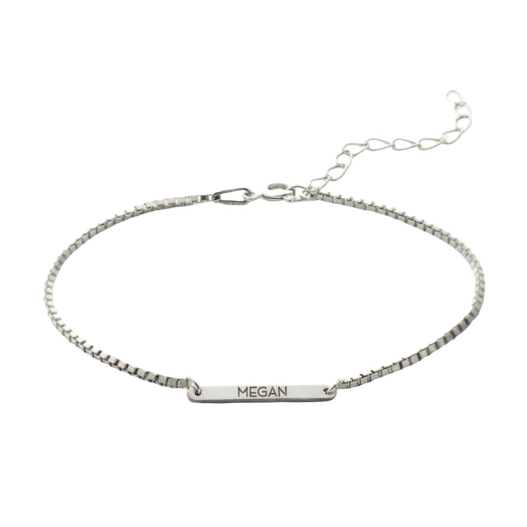 Bracelet gourmette en acier inoxydable argenté avec maille vénitienne fine et plaque personnalisée gravée "MEGAN".