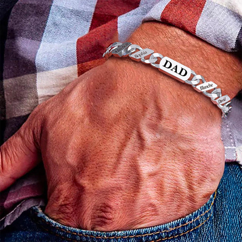 Bracelet en acier inoxydable argenté à maille cubaine avec plaque gravée "DAD" porté au poignet mâle.