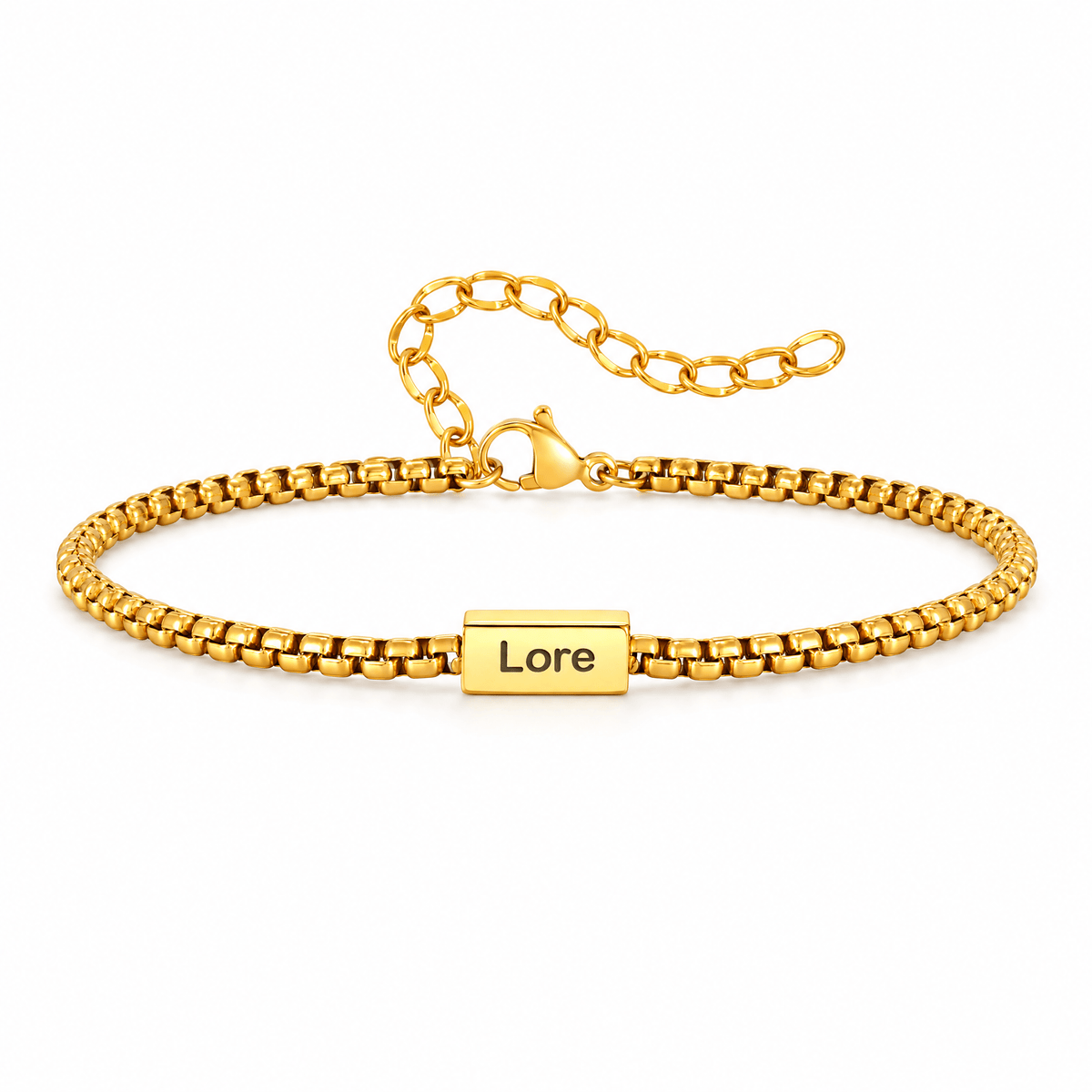 Bracelet Tarem or, gravure personnalisée Lore, posé de face sur fond blanc