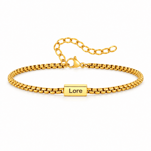 Bracelet Tarem or, gravure personnalisée Lore, posé de face sur fond blanc