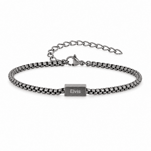 Bracelet Tarem gris, gravure personnalisée Elvis, posé de face sur fond blanc