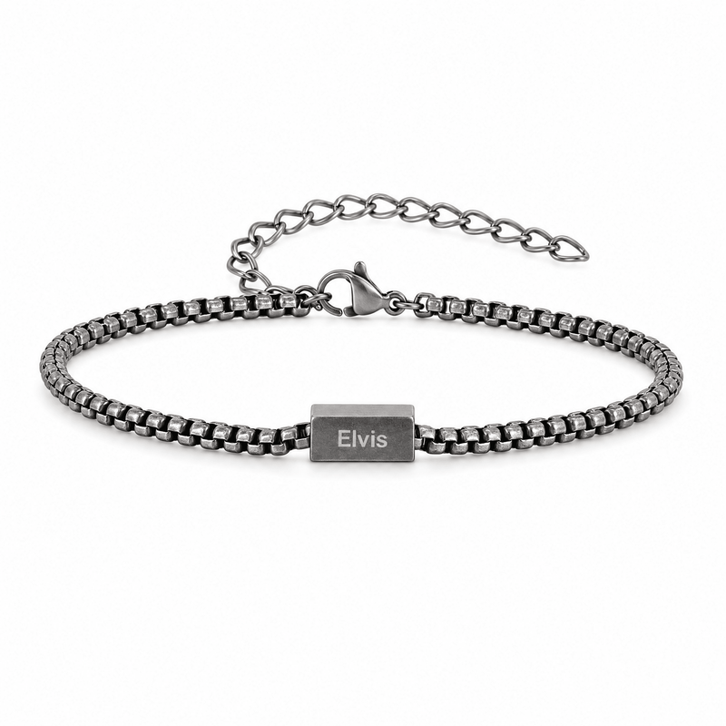 Bracelet Tarem gris, gravure personnalisée Elvis, posé de face sur fond blanc