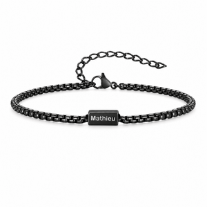 Bracelet Tarem noir, gravure personnalisée Mathieu, posé de face sur fond blanc