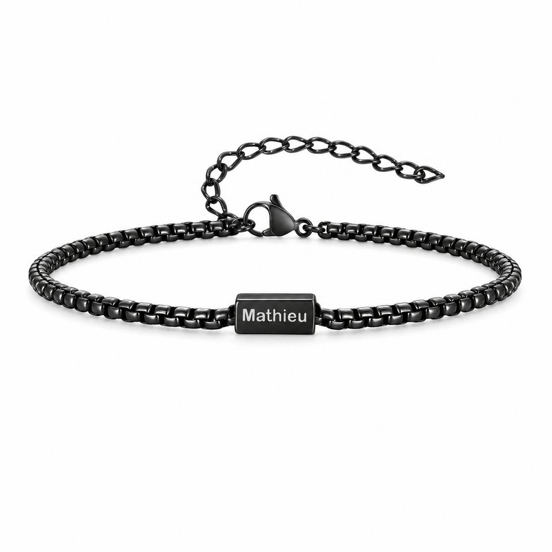 Bracelet Tarem noir, gravure personnalisée Mathieu, posé de face sur fond blanc