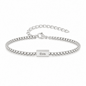Bracelet Tarem argent, gravure personnalisée Elvis, posé de face sur fond blanc