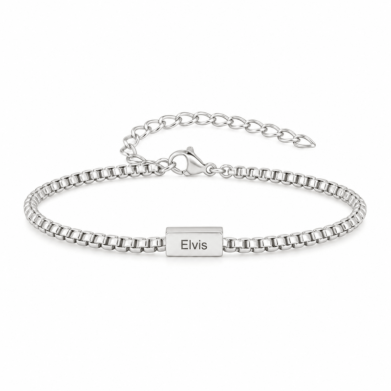 Bracelet Tarem argent, gravure personnalisée Elvis, posé de face sur fond blanc