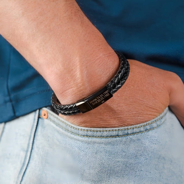 Bracelet double tour en cuir tressé noir avec fermoir en métal argenté gravé.