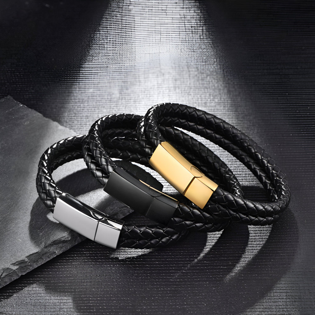 Bracelet double tour en cuir noir tressé avec fermoir métallique rectangulaire doré, argenté et noir mat.