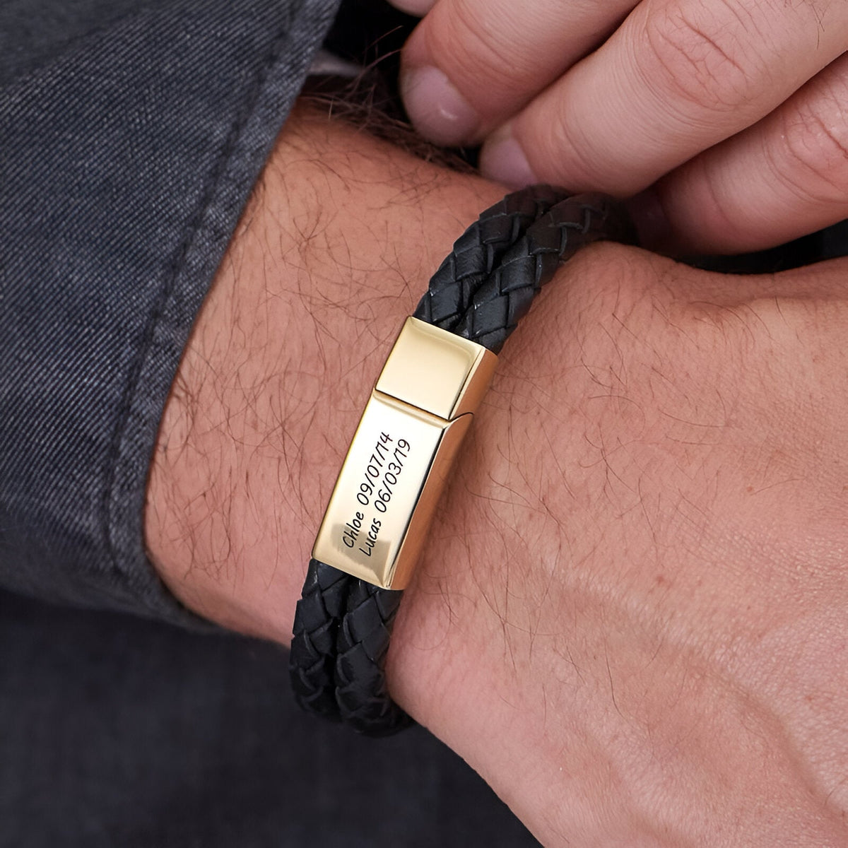 Bracelet en cuir tressé noir double tour avec fermoir doré gravé personnalisé.