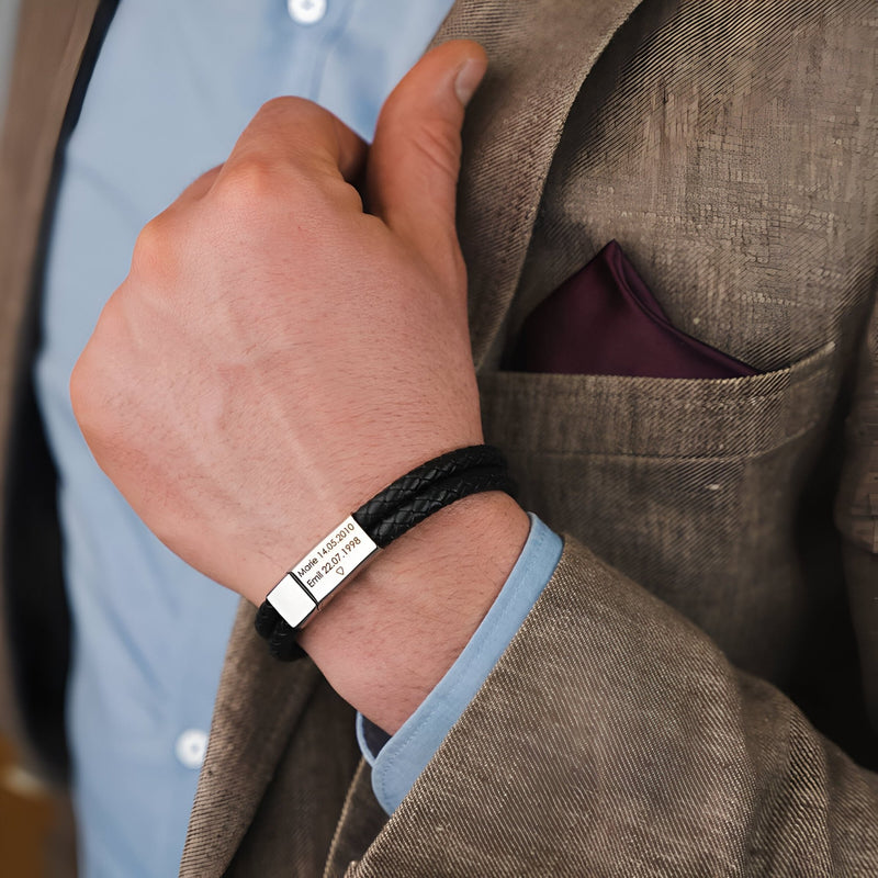 Bracelet double tour en cuir noir avec fermoir métallique argenté gravé, style élégant homme.