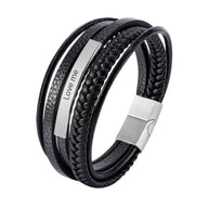Bracelet homme en cuir noir multi-brins avec plaque acier gravée "Love me" et fermoir magnétique en acier inoxydable.