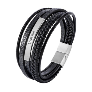 Bracelet homme en cuir noir multi-brins avec plaque acier gravée "Love me" et fermoir magnétique en acier inoxydable.