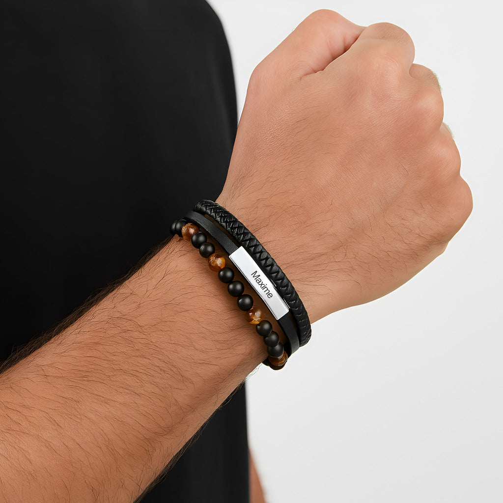 Bracelet Tom pour homme en cuir noir tressé et perles naturelles œil de tigre avec plaque argentée gravée.