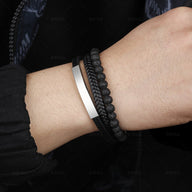 Bracelet homme flexible en cuir noir avec perles volcaniques mates et plaque métallique argentée lisse.