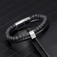 Bracelet double tour en cuir noir tressé et perles noires mates, fermoir magnétique en acier argenté, design moderne.