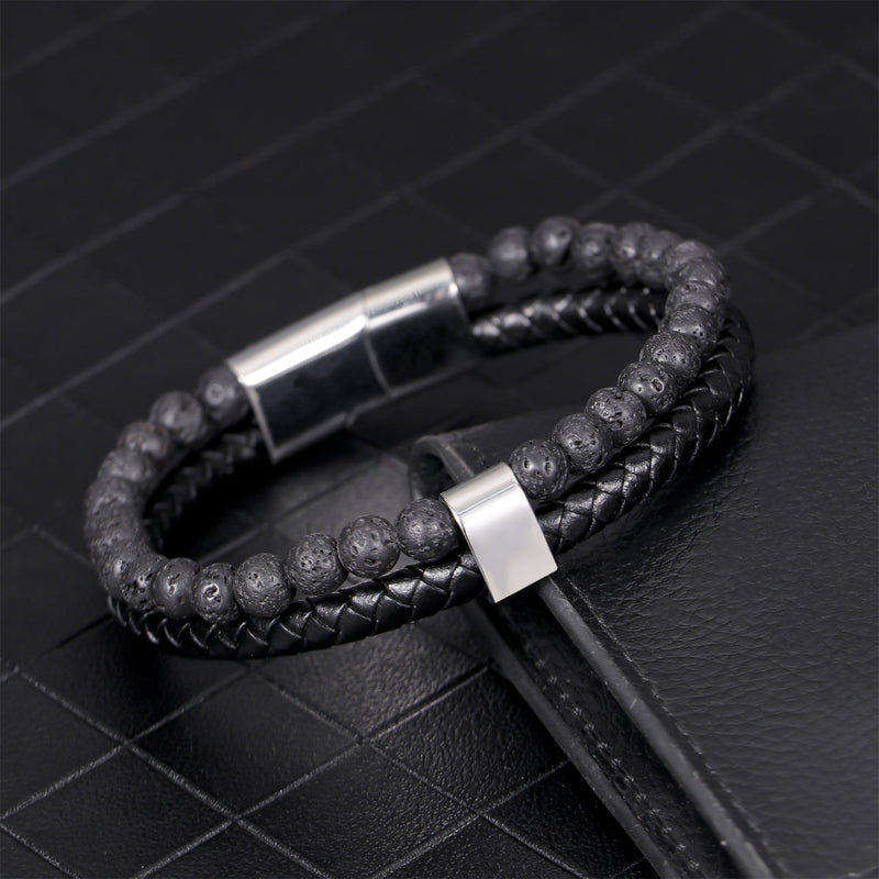 Bracelet double tour en cuir noir tressé et perles noires mates, fermoir magnétique en acier argenté, design moderne.