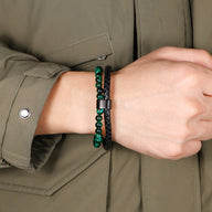 Bracelet double tour en cuir noir tressé et perles naturelles vertes, fermoir magnétique argenté, style moderne.