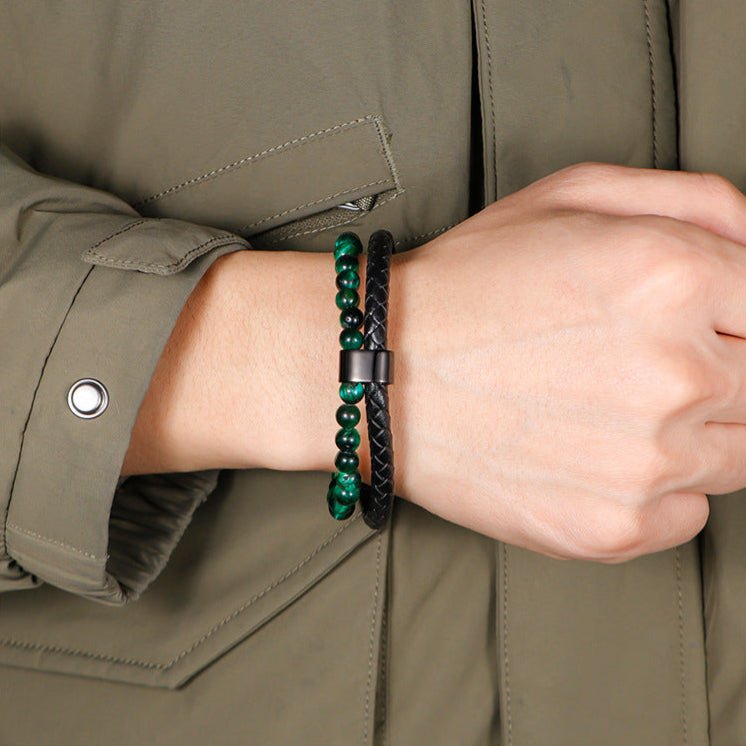 Bracelet double tour en cuir noir tressé et perles naturelles vertes, fermoir magnétique argenté, style moderne.