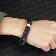 Bracelet double tour en cuir noir tressé avec perles naturelles noires et fermoir magnétique argenté, style moderne et.
