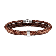 Bracelet triple tour en cuir marron tressé avec anneau gravable en métal argenté et fermoir magnétique.