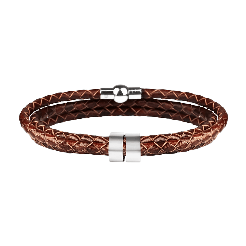 Bracelet triple tour en cuir marron tressé avec anneaux en acier inoxydable à graver.