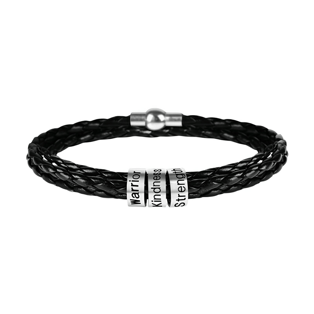 Bracelet triple tour en cuir noir tressé avec trois anneaux à graver en métal argenté et fermoir magnétique.