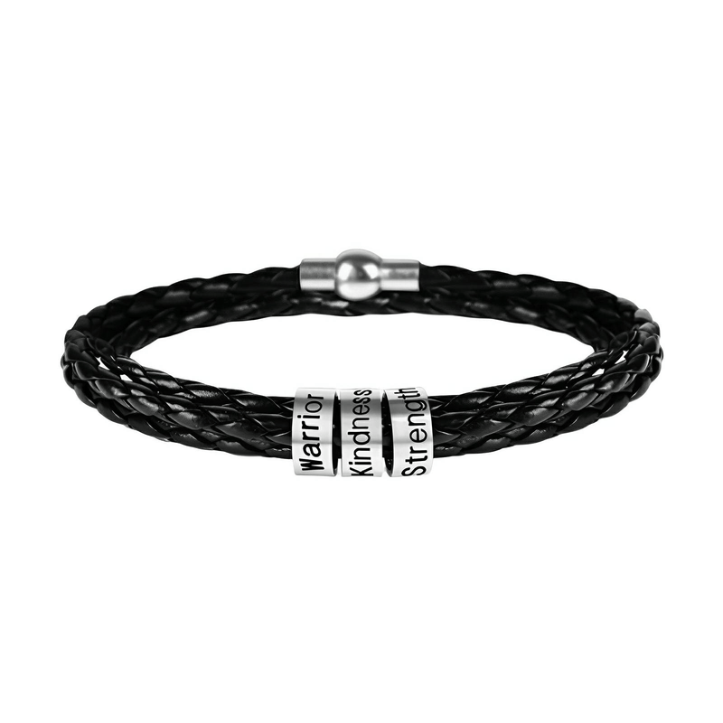 Bracelet triple tour en cuir noir tressé avec trois anneaux à graver en métal argenté et fermoir magnétique.