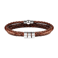 Bracelet triple tour en cuir marron tressé avec trois anneaux gravables en acier inoxydable.