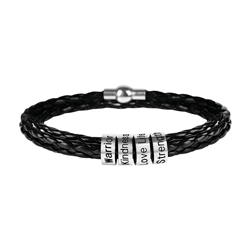 Bracelet triple tour en cuir noir tressé avec quatre anneaux argentés gravés « Warrior », « Love », « Hope », « Strength ».