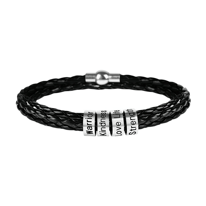 Bracelet triple tour en cuir noir tressé avec quatre anneaux argentés gravés « Warrior », « Love », « Hope », « Strength ».