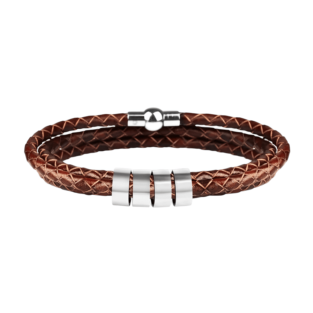 Bracelet triple tour en cuir marron tressé avec quatre anneaux argentés gravables et fermoir magnétique acier.