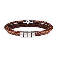 Bracelet triple tour en cuir marron tressé avec quatre anneaux argentés gravables et fermoir magnétique acier.