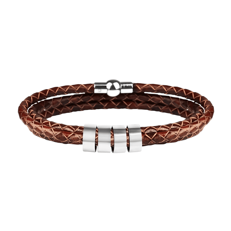 Bracelet triple tour en cuir marron tressé avec quatre anneaux argentés gravables et fermoir magnétique acier.