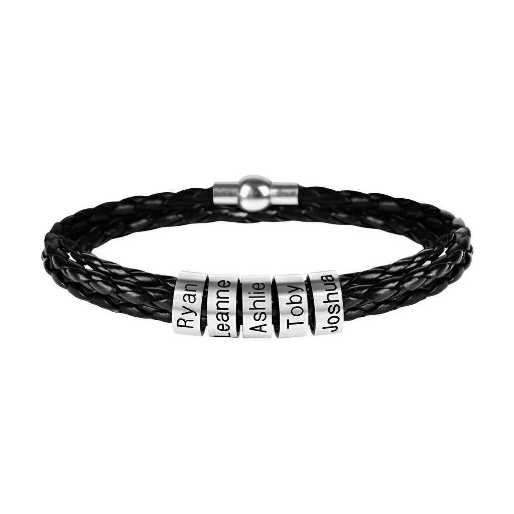 Bracelet triple tour en cuir tressé noir avec cinq anneaux à graver en métal argenté, fermoir magnétique.