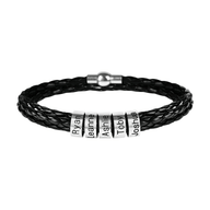 Bracelet triple tour en cuir tressé noir avec cinq anneaux à graver en métal argenté, fermoir magnétique.