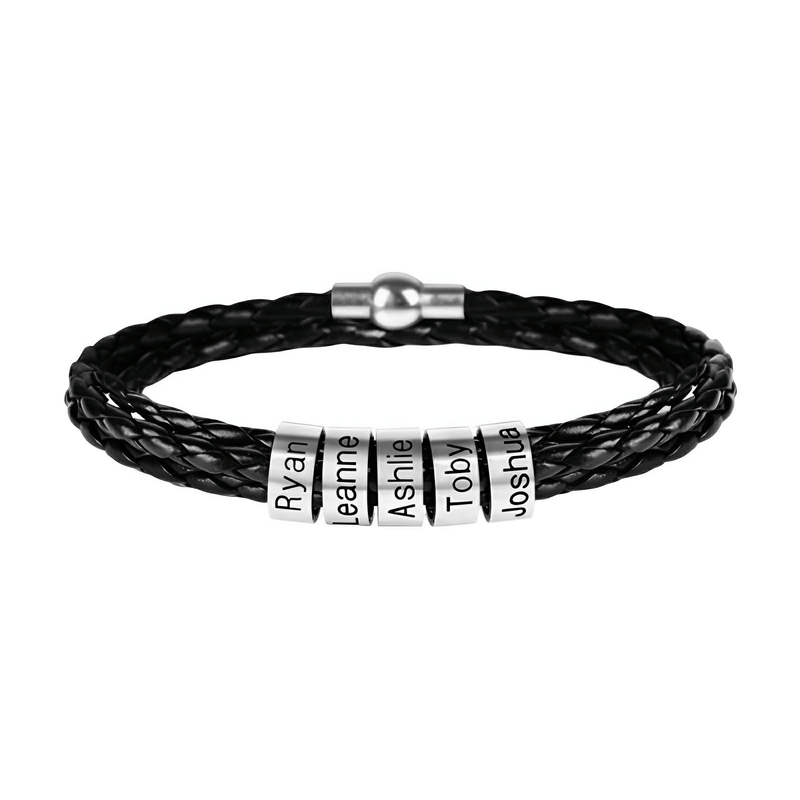 Bracelet triple tour en cuir tressé noir avec cinq anneaux à graver en métal argenté, fermoir magnétique.