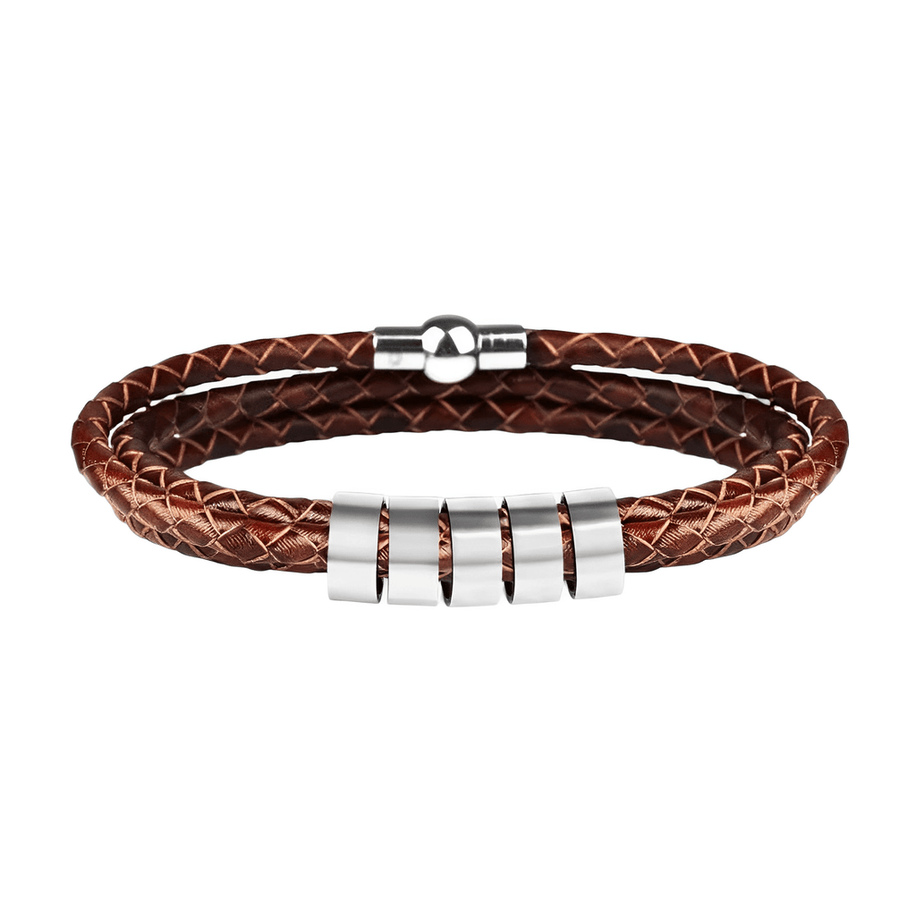 Bracelet triple tour en cuir marron tressé avec cinq anneaux en acier inoxydable et fermoir aimanté.