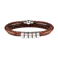 Bracelet triple tour en cuir marron tressé avec cinq anneaux en acier inoxydable et fermoir aimanté.