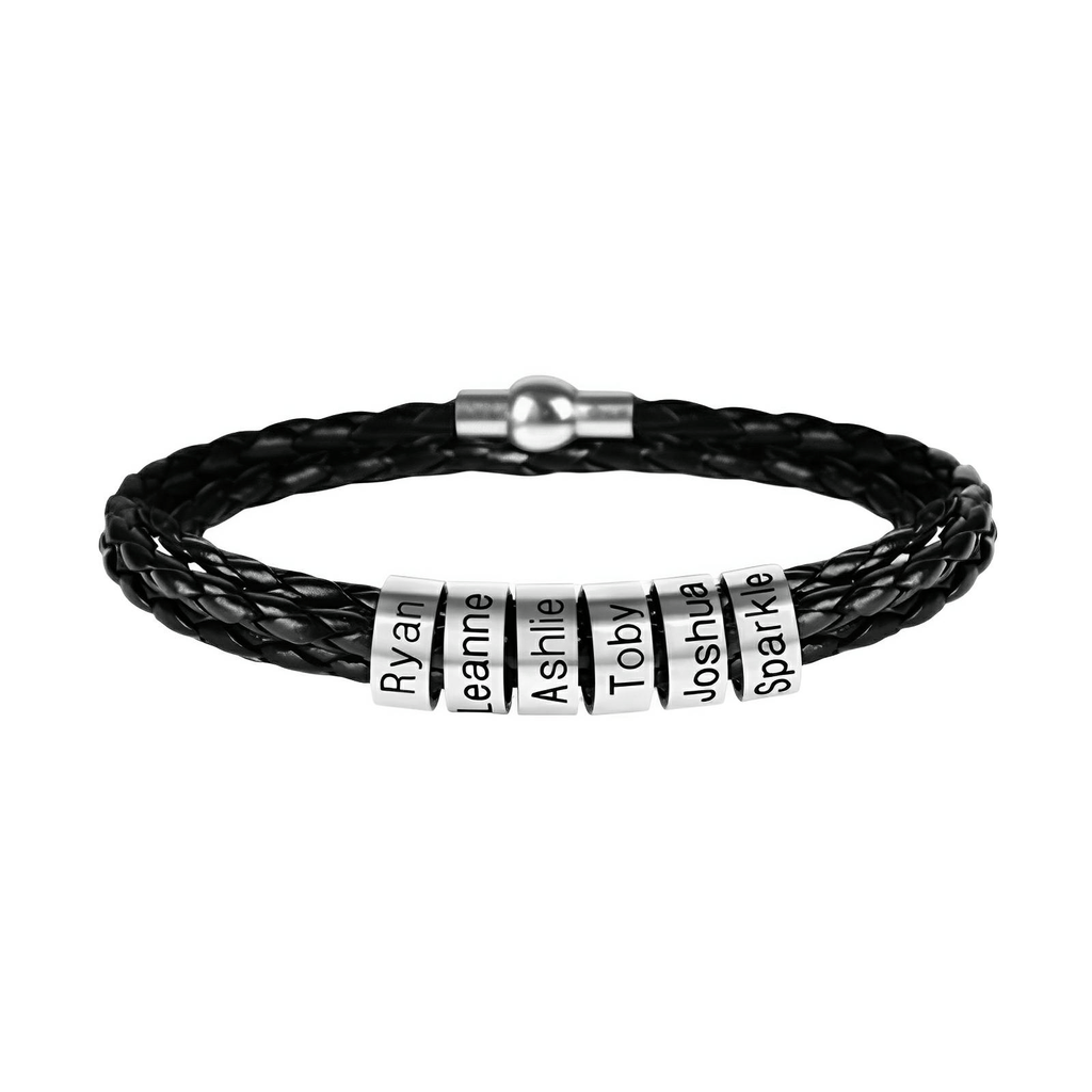 Bracelet triple tour en cuir noir tressé avec six anneaux métalliques gravés et fermoir magnétique argenté.