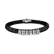 Bracelet triple tour en cuir noir tressé avec six anneaux métalliques gravés et fermoir magnétique argenté.