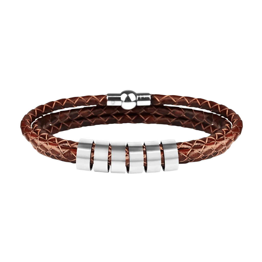 Bracelet en cuir marron triple tour avec six anneaux en métal argenté à graver et fermoir magnétique.