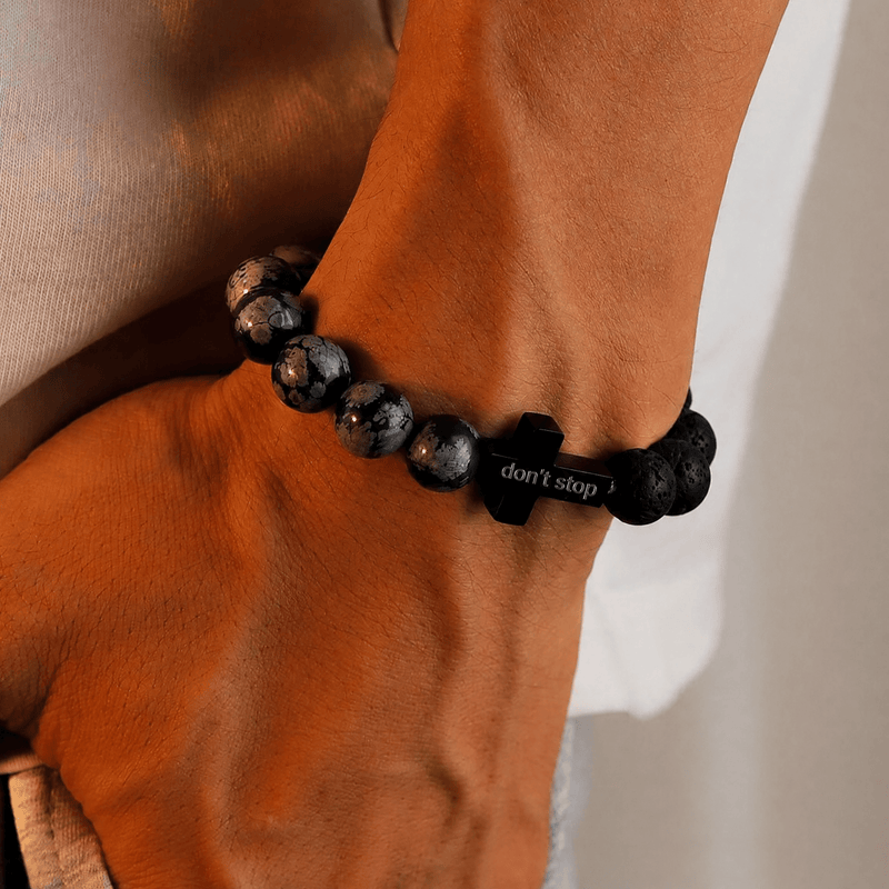 Brazalete personalizado de obsidiana nevada y piedra volcánica, cruz grabada, modelo Ayko