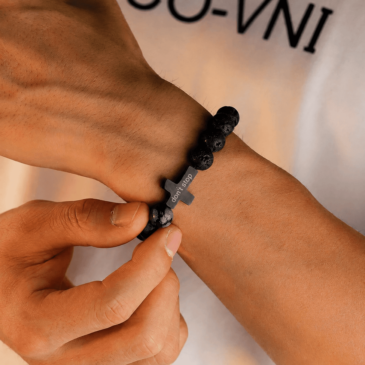 Brazalete personalizado de obsidiana nevada y piedra volcánica, cruz grabada, modelo Ayko