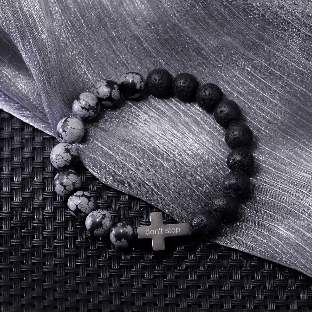 Brazalete personalizado de obsidiana nevada y piedra volcánica, cruz grabada, modelo Ayko