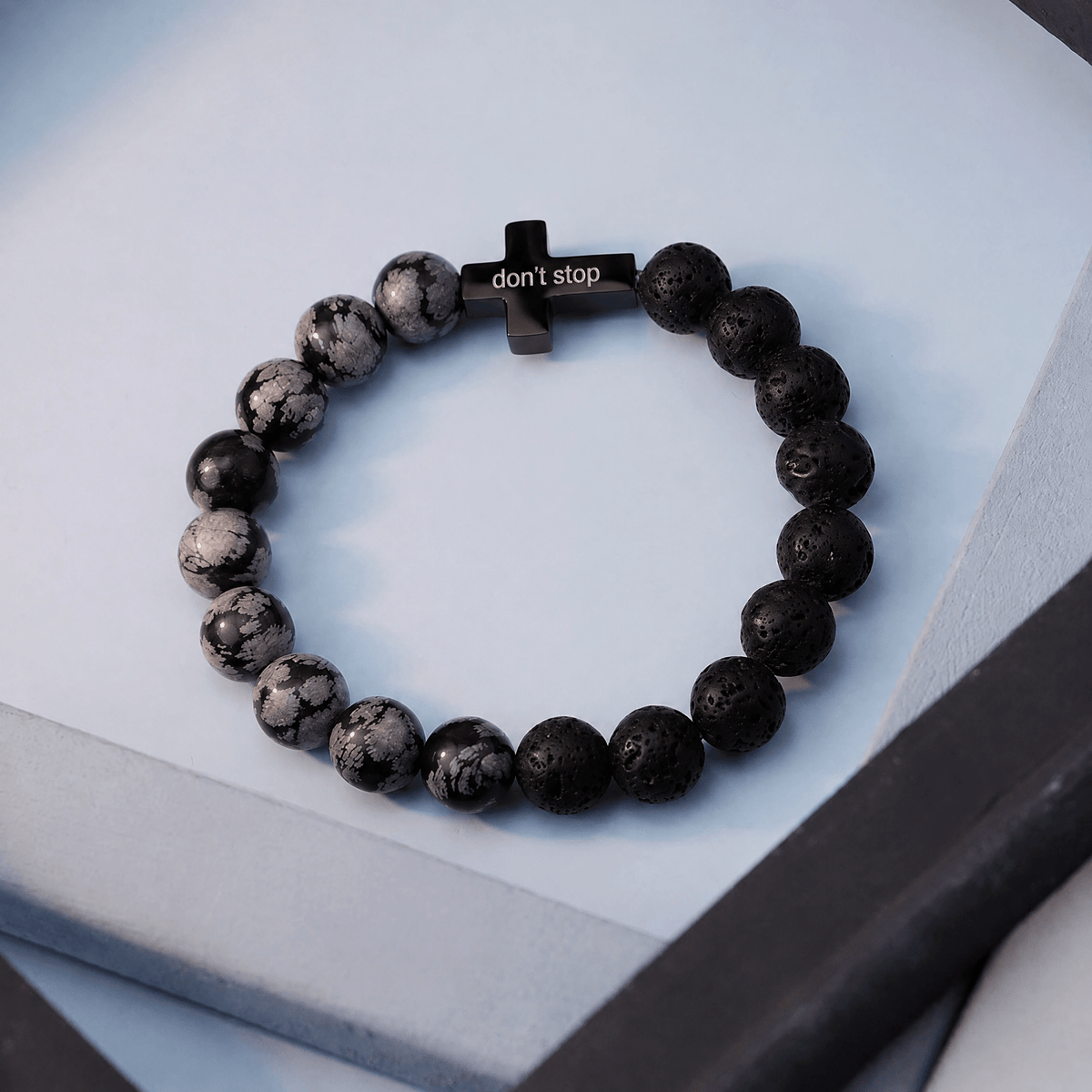 Brazalete personalizado de obsidiana nevada y piedra volcánica, cruz grabada, modelo Ayko