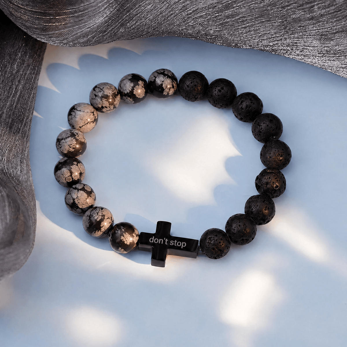 Brazalete personalizado de obsidiana nevada y piedra volcánica, cruz grabada, modelo Ayko