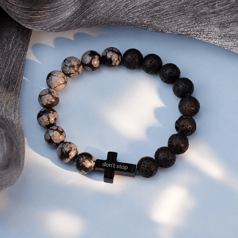 Brazalete personalizado de obsidiana nevada y piedra volcánica, cruz grabada, modelo Ayko