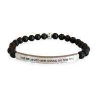 Bracelet mixte en perles noires mates avec plaque argentée gravée "She believed she could so she did".
