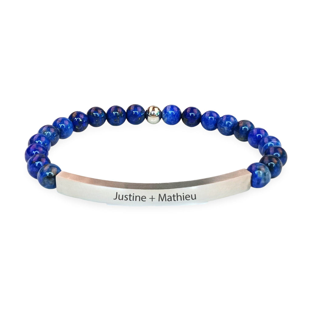 Bracelet mixte en lapis lazuli bleu avec plaque argentée gravée Justine + Mathieu.
