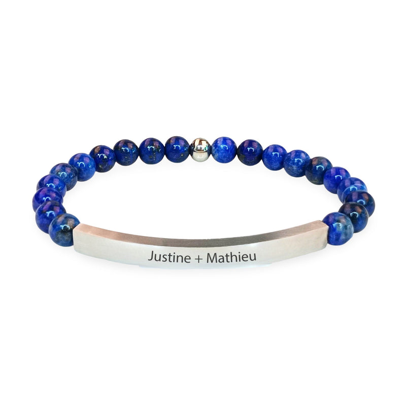 Bracelet mixte en lapis lazuli bleu avec plaque argentée gravée Justine + Mathieu.